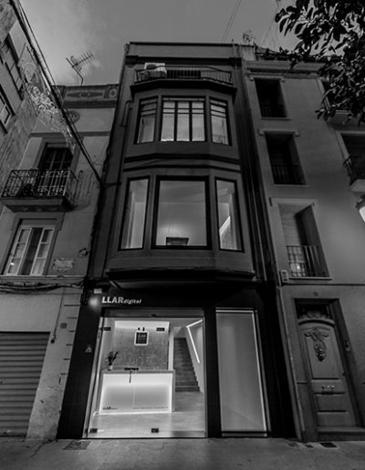 Fachada y entrada de Llar Digital