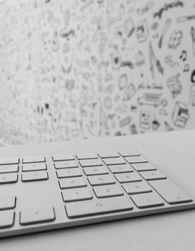 Interior de la oficina con detalle de teclado